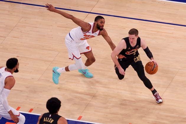 NBA, Basketball Herren, USA East Conference Finals Game 1 - Cleveland Cavaliers at New York Knicks New York Knicks guard forward Mikal Bridges (L) in action against Cleveland Cavaliers guard Sam Merrill (R) during game 1 of the NBA East Conference Finals between the New York Knicks and Cleveland Cavaliers in New York, New York, USA, 19 May 2026. New York NEW YORK United States  Copyright: xSARAHxYENESELx