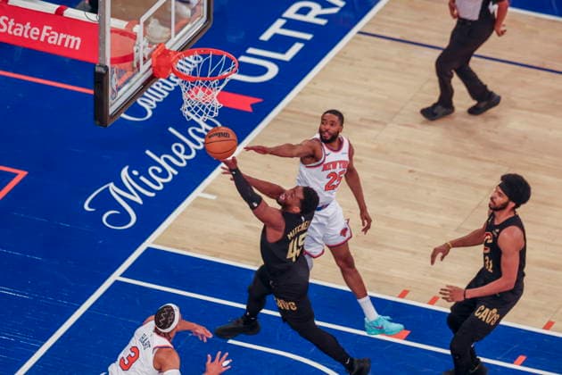 NBA, Basketball Herren, USA East Conference Finals Game 1 - Cleveland Cavaliers at New York Knicks Cleveland Cavaliers guard Donovan Mitchell (C-L) in action during game 1 of the NBA East Conference Finals between the New York Knicks and Cleveland Cavaliers in New York, New York, USA, 19 May 2026. New York NEW YORK United States  Copyright: xSARAHxYENESELx