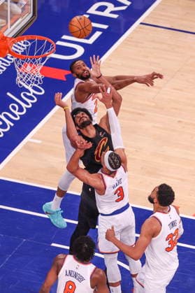 NBA, Basketball Herren, USA East Conference Finals Game 1 - Cleveland Cavaliers at New York Knicks New York Knicks guard forward Josh Hart (C, 3) in action during game 1 of the NBA East Conference Finals between the New York Knicks and Cleveland Cavaliers in New York, New York, USA, 19 May 2026. New York NEW YORK United States  Copyright: xSARAHxYENESELx
