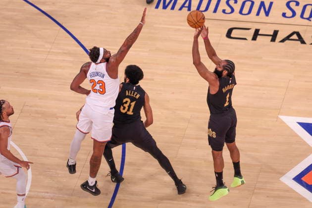 NBA, Basketball Herren, USA East Conference Finals Game 1 - Cleveland Cavaliers at New York Knicks Cleveland Cavaliers guard James Harden (R) in action during game 1 of the NBA East Conference Finals between the New York Knicks and Cleveland Cavaliers in New York, New York, USA, 19 May 2026. New York NEW YORK United States  Copyright: xSARAHxYENESELx