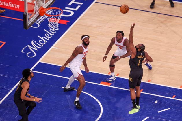 NBA, Basketball Herren, USA East Conference Finals Game 1 - Cleveland Cavaliers at New York Knicks Cleveland Cavaliers guard James Harden (R) in action during game 1 of the NBA East Conference Finals between the New York Knicks and Cleveland Cavaliers in New York, New York, USA, 19 May 2026. New York NEW YORK United States  Copyright: xSARAHxYENESELx