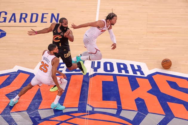 NBA, Basketball Herren, USA East Conference Finals Game 1 - Cleveland Cavaliers at New York Knicks New York Knicks guard Jalen Brunson (C) goes after the ball after Clevland Cavaliers guard James Harden (2-L) dropped it during game 1 of the NBA East Conference Finals between the New York Knicks and Cleveland Cavaliers in New York, New York, USA, 19 May 2026. New York NEW YORK United States  Copyright: xSARAHxYENESELx