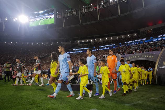 Soccer - Copa CONMEBOL Libertadores - Fluminense v Bolivar RIO DE JANEIRO, BRAZIL - MAY 19: Players and match officials line up prior to the match between Fluminense and Bolivar as part of Copa CONMEBOL Libertadores at Maracana Stadium on May 19, 2026 in Rio de Janeiro, Brazil. Rio de Janeiro Maracana Stadium Brazil Copyright: xRuanoxCarneiroxRuanoxCarneirox