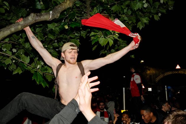 Arsenal Fans Celebrate Title 19 May 2026 London - A fan climbs a tree - (Photo by Jacques Feeney). London UK Copyright: xJacquesxFeeneyxOffside