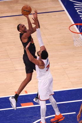 NBA, Basketball Herren, USA East Conference Finals Game 1 - Cleveland Cavaliers at New York Knicks Cleveland Cavaliers center Evan Mobley (L) and New York Knicks guard Mikal Bridges (R) in action during game 1 of the NBA East Conference Finals between the New York Knicks and Cleveland Cavaliers in New York, New York, USA, 19 May 2026. New York NEW YORK United States  Copyright: xSARAHxYENESELx