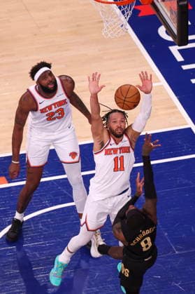 NBA, Basketball Herren, USA East Conference Finals Game 1 - Cleveland Cavaliers at New York Knicks New York Knicks guard Jalen Brunson (C) in action during game 1 of the NBA East Conference Finals between the New York Knicks and Cleveland Cavaliers in New York, New York, USA, 19 May 2026. New York NEW YORK United States  Copyright: xSARAHxYENESELx
