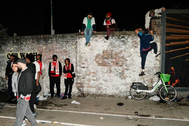 Arsenal Fans Celebrate Title 19 May 2026 London - A fan climbs up onto a wall - (Photo by Jacques Feeney). London UK Copyright: xJacquesxFeeneyxOffside