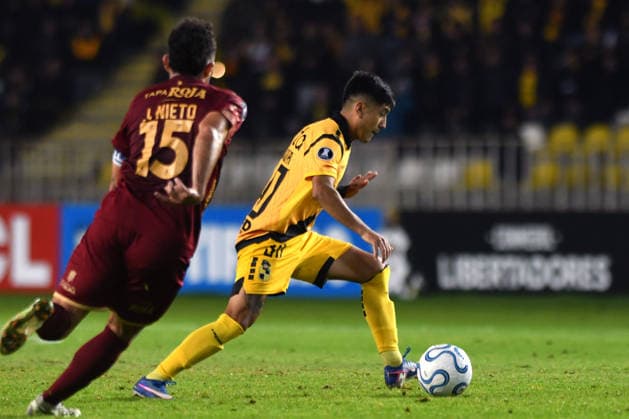 Futbol, Coquimbo Unido vs Deportes Tolima. Fase de Grupos, Copa Libertadores 2026. El jugador de Coquimbo Unido Benjamin Chandia controla el balon durante un partido del grupo B de la copa libertadores contra Deportes Tolima disputado en el estadio Francisco Sanchez Rumoroso en Coquimbo, Chile. 19 05 2026 Alejandro Pizarro Ubilla Photosport Football, Coquimbo Unido vs Deportes Tolima. Group Stage, Libertadores Cup 2026. Coquimbo Unido™s player Benjamin Chandia controls the ball during a Copa Libertadores Group B match against Deportes Tolima played at the Francisco Sanchez Rumoroso stadium in Coquimbo, Chile 19 05 2026 Alejandro Pizarro Ubilla Photosport Coquimbo Unido vs Deportes Tolima, Copa Libertadores 2026 