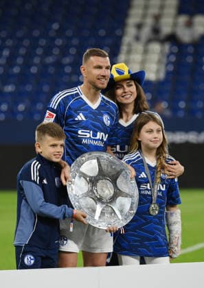 Edin Dzeko (FC Schalke 04) mit Ehefrau Amra Silajdzic und seinen Kindern 17.05.2026, Fussball 2. Bundesliga, Saison 2025 2026, 34. Spieltag, FC Schalke 04 - Eintracht Braunschweig 1:0 DFL regulations prohibit any use of photographs as image sequences and or quasi-video Gelsenkirchen Veltins Arena Nordrhein Westfalen Deutschland *** Edin Dzeko FC Schalke 04 with wife Amra Silajdzic and his children 17 05 2026, Soccer 2 Bundesliga, Season 2025 2026, 34 Matchday, FC Schalke 04 Eintracht Braunschweig 1 0 DFL regulations prohibit any use of photographs as image sequences and or quasi video Gelsenkirchen Veltins Arena Nordrhein Westfalen Germany Team2