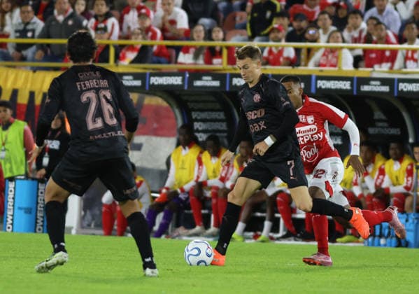 Independiente Santa Fe (COL) Vs Platense - Copa CONMEBOL Libertadores Christian Mafla of Independiente Santa Fe and Guido Mainero of Platense compete for the ball during matchday 5 of Group E in the 2026 CONMEBOL Libertadores Cup at the Nemesio Camacho El Campin Stadium in Bogota, Colombia. Bogota Colombia  Copyright: xDanielxGarzonxHerazox originalFilename:garzonherazo-independ260519_np2b9.jpg