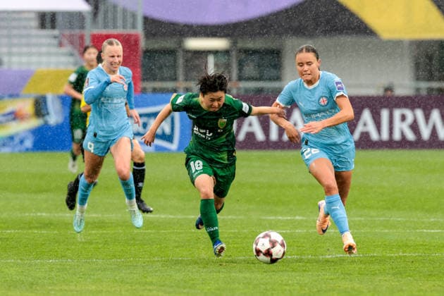 Tokyo Verdy Beleza vs Melbourne City FC AFC Women s Champions League 2026 Semifinal in Suwon, South Korea Miyu Shmizu (C), Tokyo Verdy Beleza of Japan vies for the ball with Bryleeh Henry (R), Melbourne City FC of Australia during the AFC Women s Champions League 2026 semifinal soccer match between Tokyo Verdy Beleza of Japan vs Melbourne City FC of Australia at Suwon Stadium in Suwon, South Korea on May 20, 2026. Seoul South Korea  Copyright: xMatrixxImages JungxUi-Chelx