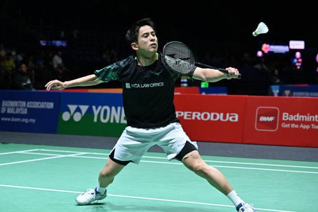 (260520) -- KUALA LUMPUR, May 20, 2026 -- Koga Minoru of Japan hits a return during the men s singles round of 32 match between Li Shifeng of China and Koga Minoru of Japan at 2026 Malaysia Masters badminton tournament in Kuala Lumpur, Malaysia, May 20, 2026. (Photo by Xinhua) (SP)MALAYSIA-KUALA LUMPUR-BADMINTON-MALAYSIA MASTERS-MEN S SINGLES ChongxVoonxChung 