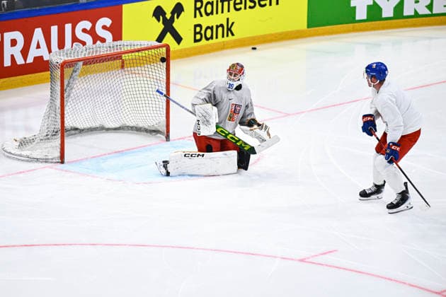 From left goalie of Czech Republic Dominik Pavlat in action during the training session of Czech national hockey team at the IIHF World Championship, WM, Weltmeisterschaft in Fribourg, Switzerland, May 20, 2026. (CTKxPhoto RadekxPetrasek) CTKPhotoP2026052003912  CTKPhotoP2026052003912