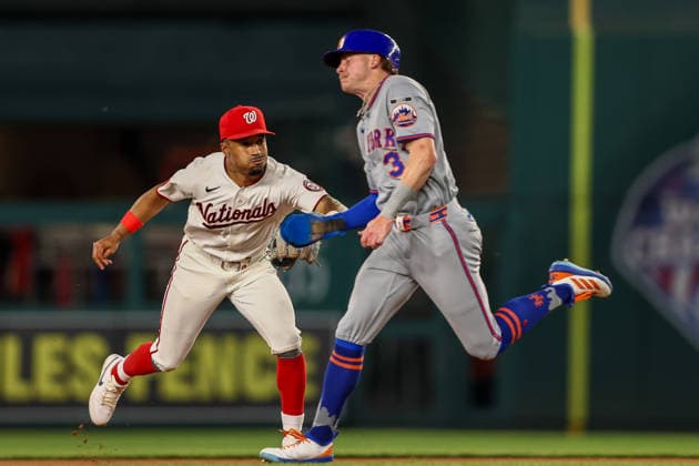 MLB, Baseball Herren, USA New York Mets vs Washington Nationals Washington, DC; New York Mets pitcher Nolan McLean (26) tags New York Mets right fielder Carson Benge (3) to start a double play during the Major League Baseball game between the Washington Nationals and the New York Mets at Nationals Park on Tuesday, May 19, 2026. The Nationals beat the Mets 9-6. (Steve Prakope Image of Washington D.C. District of Columbia United States EDITORIAL USE ONLY Copyright: xImagexofxSportx StevexPrakopex iosphotos410323