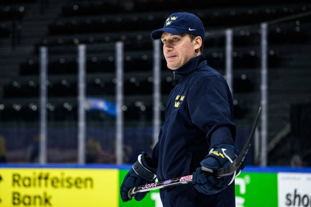 260520 Head coach Sam Hallam of Sweden at a practice session during the 2026 IIHF Ice hockey, Eishockey World Championship, WM, Weltmeisterschaft on May 20, 2026 in Fribourg. Photo: Jesper Zerman BILDBYRAN kod JZ JZ0721 ishockey ice hockey ishockey-vm 2026 vm 2026 iihf world championship träning practice sverige sweden day 6 bbeng sverige sweden Copyright: JESPERxZERMAN BB260520JZ003