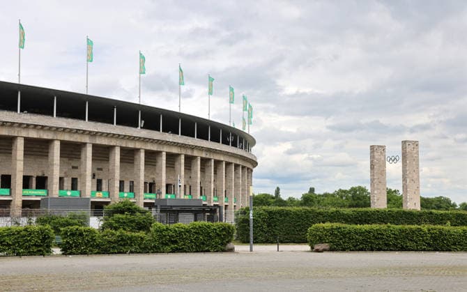 Berliner Olympiastadion wird für DFB Pokal Finale hergerichtet, Fahnen Branding Saison 2025 2026 20.05.2026 FC Bayern München vs VfB Stuttgart