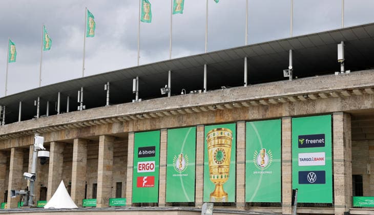 Berliner Olympiastadion wird für DFB Pokal Finale hergerichtet, Fahnen Branding Saison 2025 2026 20.05.2026 FC Bayern München vs VfB Stuttgart