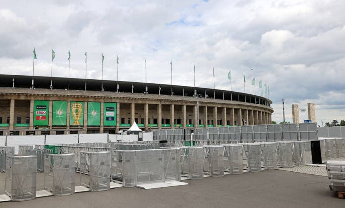 Berliner Olympiastadion wird für DFB Pokal Finale hergerichtet, Absperrgitter an den Einlasstoren Kontrollen, Fahnen Branding Saison 2025 2026 20.05.2026 FC Bayern München vs VfB Stuttgart