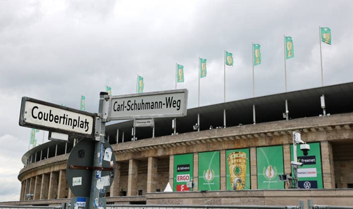 Berliner Olympiastadion wird für DFB Pokal Finale hergerichtet, Fahnen Branding, Coubertinplatz Carl-Schumann-Weg Saison 2025 2026 20.05.2026 FC Bayern München vs VfB Stuttgart