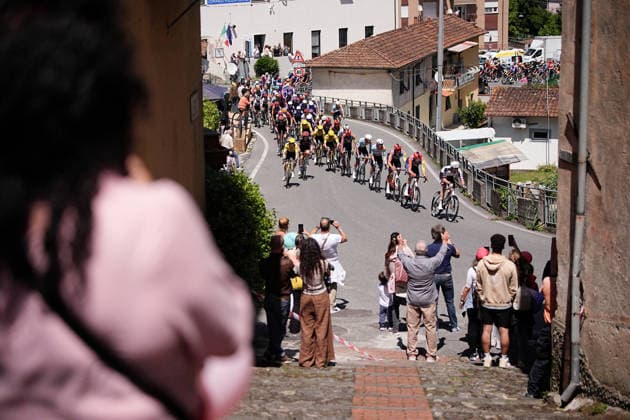 The pack rides during Stage 11 of the Giro d™Italia, from Porcari to Chiavari, Italy, Wednesday, May 20, 2026.  Copyright: xMarcoxAlpozzix xLaPressex