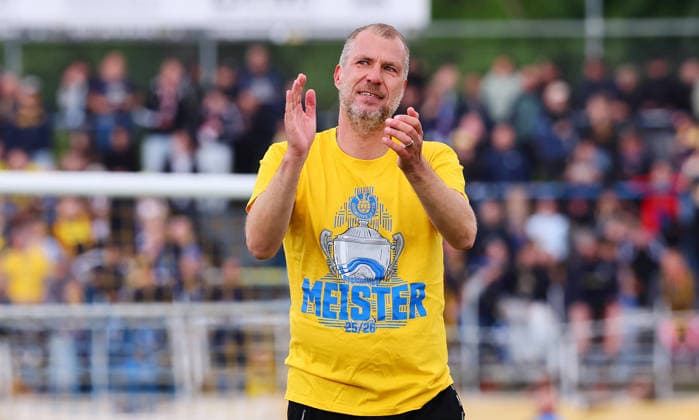 Lok Leipzig - Magdeburg II. Regionalliga Nordost Leipzig, 16.05.2026, Bruno-Plache-Stadion, Fussball, Regionalliga NO , 1. FC LOK LEIPZIG vs. 1. FC MAGDEBURG II. 5:2 (0:1) , Im Bild: FC Lok-Trainer Jochen Seitz. Schlussjubel. Der 1.FC Lokomotive Leipzig ist Meister der Regionalliga Nordost. ,