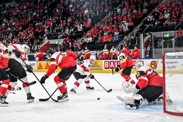ZURICH, SWITZERLAND - MAY 20: Calvin Thurkauf of Switzerland L) tries to score against goalkeeper David Kickert of Austria during the 2026 IIHF Ice hockey, Eishockey World Championship, WM, Weltmeisterschaft Switzerland game between Austria and Switzerland at Swiss Life Arena on May 20, 2026 in Zurich, Zurich. Zurich Swiss Life Arena Zurich Switzerland Copyright: xJustPictures.ch AndreaxBrancax jp-en-EuSpIm-JP7_ANB_Aut_Swi_20052026_6388