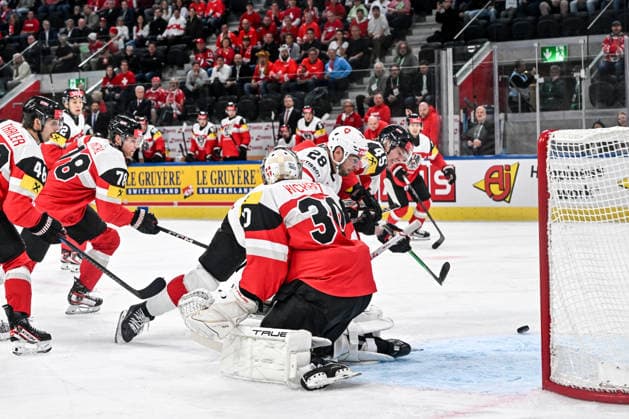 ZURICH, SWITZERLAND - MAY 20: Timo Meier of Switzerland tries to score against goalkeeper David Kickert of Austria during the 2026 IIHF Ice hockey, Eishockey World Championship, WM, Weltmeisterschaft Switzerland game between Austria and Switzerland at Swiss Life Arena on May 20, 2026 in Zurich, Zurich. Zurich Swiss Life Arena Zurich Switzerland Copyright: xJustPictures.ch AndreaxBrancax jp-en-EuSpIm-JP7_ANB_Aut_Swi_20052026_6518