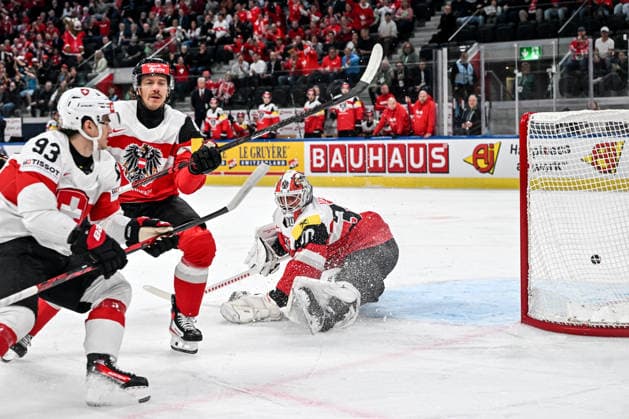 ZURICH, SWITZERLAND - MAY 20: Theo Rochette of Switzerland L) scores a goal against goalkeeper David Kickert of Austria during the 2026 IIHF Ice hockey, Eishockey World Championship, WM, Weltmeisterschaft Switzerland game between Austria and Switzerland at Swiss Life Arena on May 20, 2026 in Zurich, Zurich. Zurich Swiss Life Arena Zurich Switzerland Copyright: xJustPictures.ch AndreaxBrancax jp-en-EuSpIm-JP7_ANB_Aut_Swi_20052026_6573