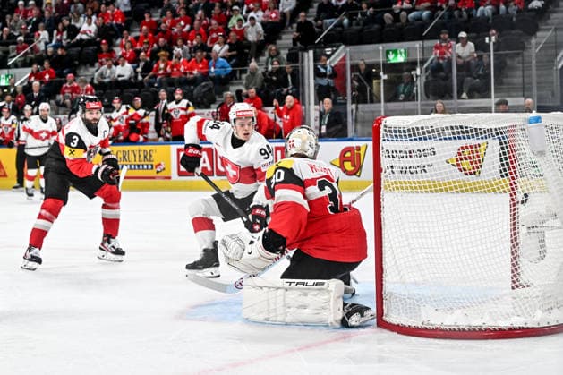ZURICH, SWITZERLAND - MAY 20: Attilio Biasca of Switzerland in front of goalkeeper David Kickert of Austria when a goal is scored during the 2026 IIHF Ice hockey, Eishockey World Championship, WM, Weltmeisterschaft Switzerland game between Austria and Switzerland at Swiss Life Arena on May 20, 2026 in Zurich, Zurich. Zurich Swiss Life Arena Zurich Switzerland Copyright: xJustPictures.ch AndreaxBrancax jp-en-EuSpIm-JP7_ANB_Aut_Swi_20052026_6778
