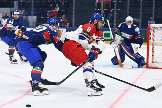 L-R Peter Spornberger (ITA) and Ondrej Beranek (CZE) in action during the 2026 IIHF World Championship, WM, Weltmeisterschaft Group B, match Czechia vs Italy, Fribourg, Switzerland, on May 20, 2026. (CTKxPhoto RadekxPetrasek) CTKPhotoP2026052007405  CTKPhotoP2026052007405