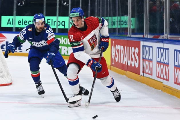 L-R Dylan Di Perna (ITA) and Matyas Melovsky (CZE) in action during the 2026 IIHF World Championship, WM, Weltmeisterschaft Group B, match Czechia vs Italy, Fribourg, Switzerland, on May 20, 2026. (CTKxPhoto RadekxPetrasek) CTKPhotoP2026052007544  CTKPhotoP2026052007544