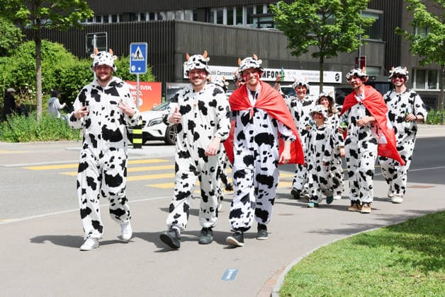 20.05.2026 Schweiz Zuerich Eishockey Weltmeisterschaft Schweiz - Oesterreich. Bild Gutgelaunte Fans aus der SCHWEIZ im Kuhdress.