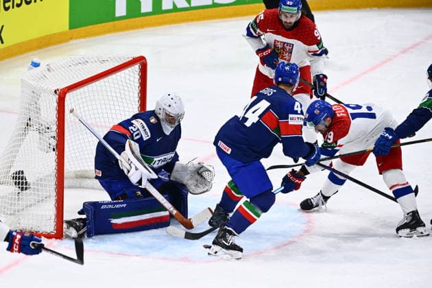 L-R Goalkeeper Damian Clara (ITA), Gregorio Gios (ITA) and Daniel Vozenilek and Jakub Flek (both CZE) in action during the 2026 IIHF World Championship, WM, Weltmeisterschaft Group B, match Czechia vs Italy, Fribourg, Switzerland, on May 20, 2026. (CTKxPhoto RadekxPetrasek) CTKPhotoP2026052007913  CTKPhotoP2026052007913