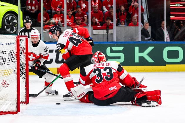 Ice hockey, Eishockey - IIHF WC 2026 ZURICH,SWITZERLAND,20.MAY.26 - ICE HOCKEY - IIHF Ice Hockey World Championship, WM, Weltmeisterschaft 2026, group stage, Austria vs Switzerland. Image shows Sven Andrighetto (SUI), Gregor Biber (AUT) and Florian Vorauer (AUT).  GEPAxpictures xMaticxKlansek