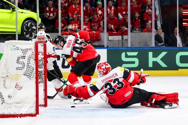 Ice hockey, Eishockey - IIHF WC 2026 ZURICH,SWITZERLAND,20.MAY.26 - ICE HOCKEY - IIHF Ice Hockey World Championship, WM, Weltmeisterschaft 2026, group stage, Austria vs Switzerland. Image shows Sven Andrighetto (SUI), Gregor Biber (AUT) and Florian Vorauer (AUT).  GEPAxpictures xMaticxKlansek