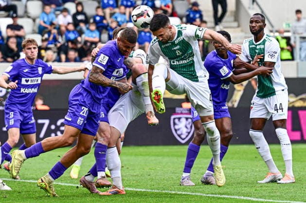 Finale ceskeho fotbaloveho poharu MOL Cupu: FK Jablonec - MFK Karvina, 20. kvetna 2026, Hradec Kralove. Zleva Kahuan Vinicius z Karvine a Nemanja Tekijaski z Jablonce. (CTKxPhoto DavidxTanecek) CTKPhotoP2026052008647  CTKPhotoP2026052008647