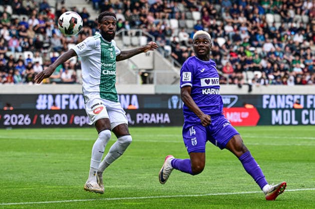 Finale ceskeho fotbaloveho poharu MOL Cupu: FK Jablonec - MFK Karvina, 20. kvetna 2026, Hradec Kralove. Zleva Alexis Alegue z Jablonce a Emmanuel Ayaosi z Karvine. (CTKxPhoto DavidxTanecek) CTKPhotoP2026052008664  CTKPhotoP2026052008664
