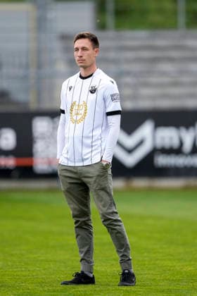 Kevin Stotz (Trainer, Cheftrainer, SVS), Freisteller, Ganzkörper, Einzelbild, Einzelfoto, Aktion, Action, im Sondertrikot 110 Jahre SV Sandhausen (SVS), 20.05.2026, Sandhausen (Deutschland), Fussball, Jubiläumsspiel, SV Sandhausen - Eintracht Frankfurt