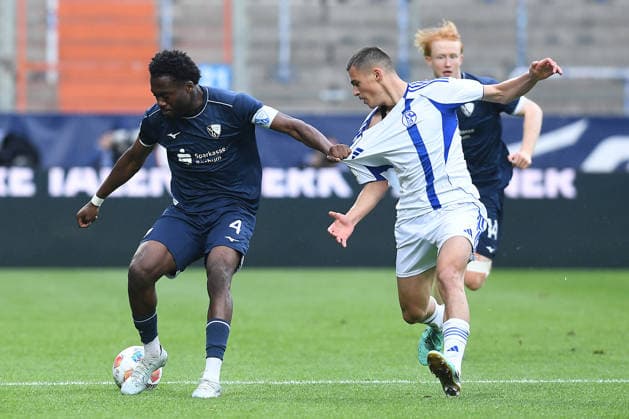 Fußball U19 Westfalenpokal Finale VfL Bochum - FC Schalke 04 am 20.05.2026 im Vonovia Ruhrstadion in Bochum Daryl Tschoumy Nana ( Bochum ), links - Laurin Zhushi ( Schalke ), rechts