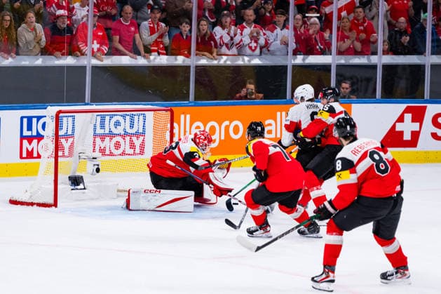 ZURICH, SWITZERLAND - MAY 20: Simon Knak (Switzerland, 8) against Florian Vorauer (Austria, 33) during the Preliminary Round - Group A Match 25 between Austria and Switzerland at the IIHF Ice hockey, Eishockey World Championship, WM, Weltmeisterschaft 2026, Swiss Life Arena on May 20, 2026 in Zurich, Switzerland. Zurich Switzerland Copyright: xTimoxSteinx