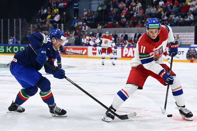 L-R Peter Spornberger (ITA) and Matyas Melovsky (CZE) in action during the 2026 IIHF World Championship, WM, Weltmeisterschaft Group B, match Czechia vs Italy, Fribourg, Switzerland, on May 20, 2026. (CTKxPhoto RadekxPetrasek) CTKPhotoP2026052008318  CTKPhotoP2026052008318