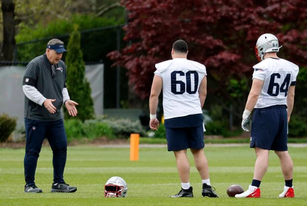 FOXBOROUGH, MA - MAY 09: New England Patriots offensive line coach Doug Marrone works with Nate Azzopardi 60 of the New England Patriots and Jacob Rizy 64 of the New England Patriots during New England Patriots rookie camp on May 9, 2026, at Gillette Stadium in Foxborough, Massachusetts. (Photo by Fred Kfoury III Icon Sportswire) NFL, American Football Herren, USA MAY 09 New England Patriots Workout EDITORIAL USE ONLY Icon482260509060