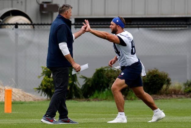 FOXBOROUGH, MA - MAY 09: New England Patriots head coach Mike Vrabel works with Tanner Arkin 84 of the New England Patriots during New England Patriots rookie camp on May 9, 2026, at Gillette Stadium in Foxborough, Massachusetts. (Photo by Fred Kfoury III Icon Sportswire) NFL, American Football Herren, USA MAY 09 New England Patriots Workout EDITORIAL USE ONLY Icon482260509070