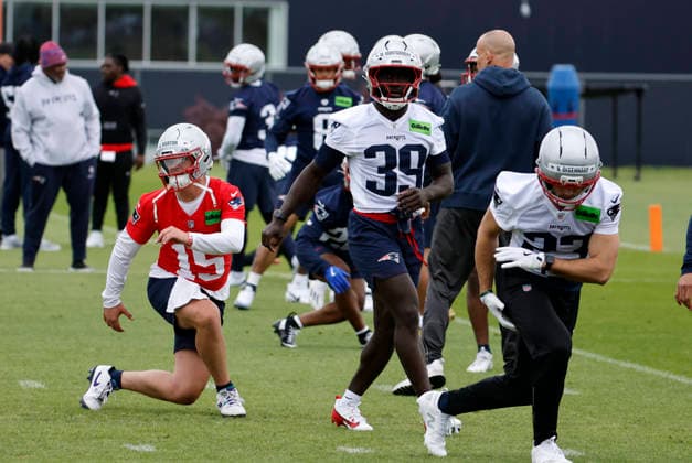 FOXBOROUGH, MA - MAY 09: The rookies stretch out during New England Patriots rookie camp on May 9, 2026, at Gillette Stadium in Foxborough, Massachusetts. (Photo by Fred Kfoury III Icon Sportswire) NFL, American Football Herren, USA MAY 09 New England Patriots Workout EDITORIAL USE ONLY Icon482260509074