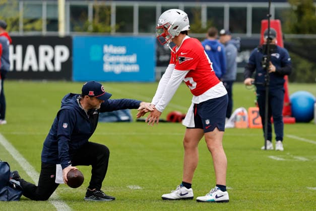 FOXBOROUGH, MA - MAY 09: Behren Morton 15 of the New England Patriots works on snaps during New England Patriots rookie camp on May 9, 2026, at Gillette Stadium in Foxborough, Massachusetts. (Photo by Fred Kfoury III Icon Sportswire) NFL, American Football Herren, USA MAY 09 New England Patriots Workout EDITORIAL USE ONLY Icon482260509076