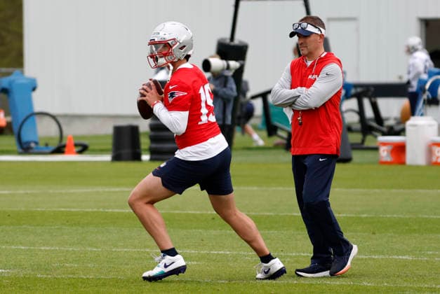 FOXBOROUGH, MA - MAY 09: Behren Morton 15 of the New England Patriots is watched closely by New England Patriots offensive coordinator Josh McDaniels during New England Patriots rookie camp on May 9, 2026, at Gillette Stadium in Foxborough, Massachusetts. (Photo by Fred Kfoury III Icon Sportswire) NFL, American Football Herren, USA MAY 09 New England Patriots Workout EDITORIAL USE ONLY Icon482260509077