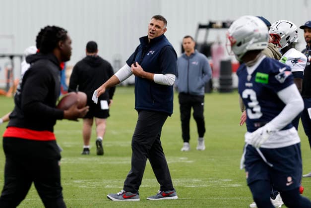 FOXBOROUGH, MA - MAY 09: New England Patriots head coach Mike Vrabel makes comments during New England Patriots rookie camp on May 9, 2026, at Gillette Stadium in Foxborough, Massachusetts. (Photo by Fred Kfoury III Icon Sportswire) NFL, American Football Herren, USA MAY 09 New England Patriots Workout EDITORIAL USE ONLY Icon482260509089