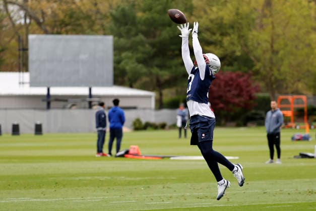 FOXBOROUGH, MA - MAY 09: Dee Williams 3 of the New England Patriots goes up for a reception during New England Patriots rookie camp on May 9, 2026, at Gillette Stadium in Foxborough, Massachusetts. (Photo by Fred Kfoury III Icon Sportswire) NFL, American Football Herren, USA MAY 09 New England Patriots Workout EDITORIAL USE ONLY Icon482260509097