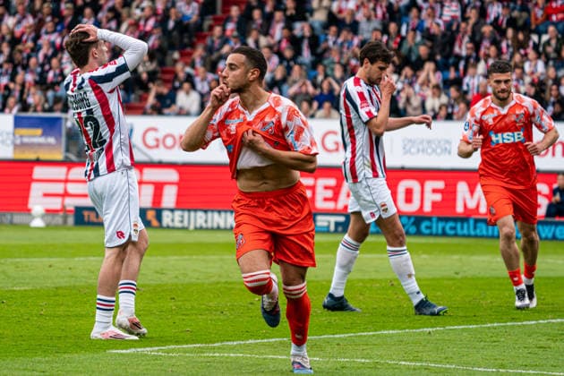 2026-05-20 Willem II v FC Volendam - Dutch Keuken Kampioen Divisie Play-Offs TILBURG, NETHERLANDS - MAY 20: Bilal Ould-Chikh of FC Volendam celebrates the first goal while Per van Loon of Willem II is disappointed in the background during the Dutch Keuken Kampioen Divisie Play-Offs match between Willem II and FC Volendam at Koning Willem II Stadion on May 20, 2026 in Tilburg, Netherlands. Tilburg Koning Willem II Stadion Netherlands Content not available for redistribution in The Netherlands directly or indirectly through any third parties. Copyright: xGabrielxCalvinoxAlonsox