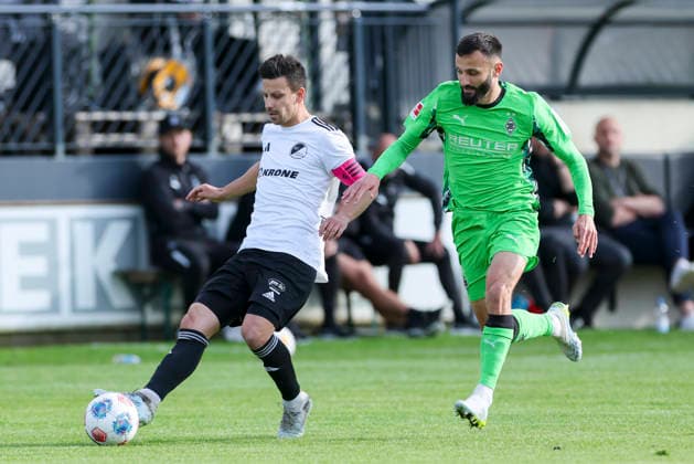 Janik Jesgarzewski (SC Spelle-Venhaus) und Franck Honorat (Borussia Moenchengladbach) kaempfen um den Ball, Friendly match, SC Spelle-Venhaus v Borussia Moenchengladbach, Getraenke Hoffmann Stadion am 20. May 2026 in Spelle, Deutschland. (Foto von Marco Steinbrenner DeFodi Images) Janik Jesgarzewski (SC Spelle-Venhaus) und Franck Honorat (Borussia Moenchengladbach) battle for the ball, Friendly match, SC Spelle-Venhaus v Borussia Moenchengladbach, Getraenke Hoffmann Stadion, May 20, 2026 in Spelle, Germany. (Photo by Marco Steinbrenner DeFodi Images) -